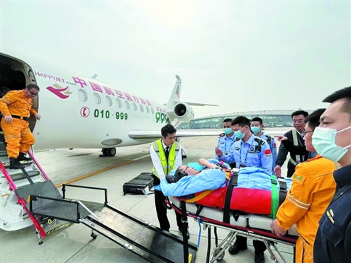 济南边检站为危重病人等特殊旅客提供“一站式”查验,实现“零等待”